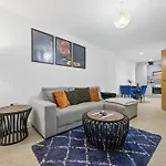 Stylish & Spacious Salford Quays One Bedroom High Floor Apartment With Balcony