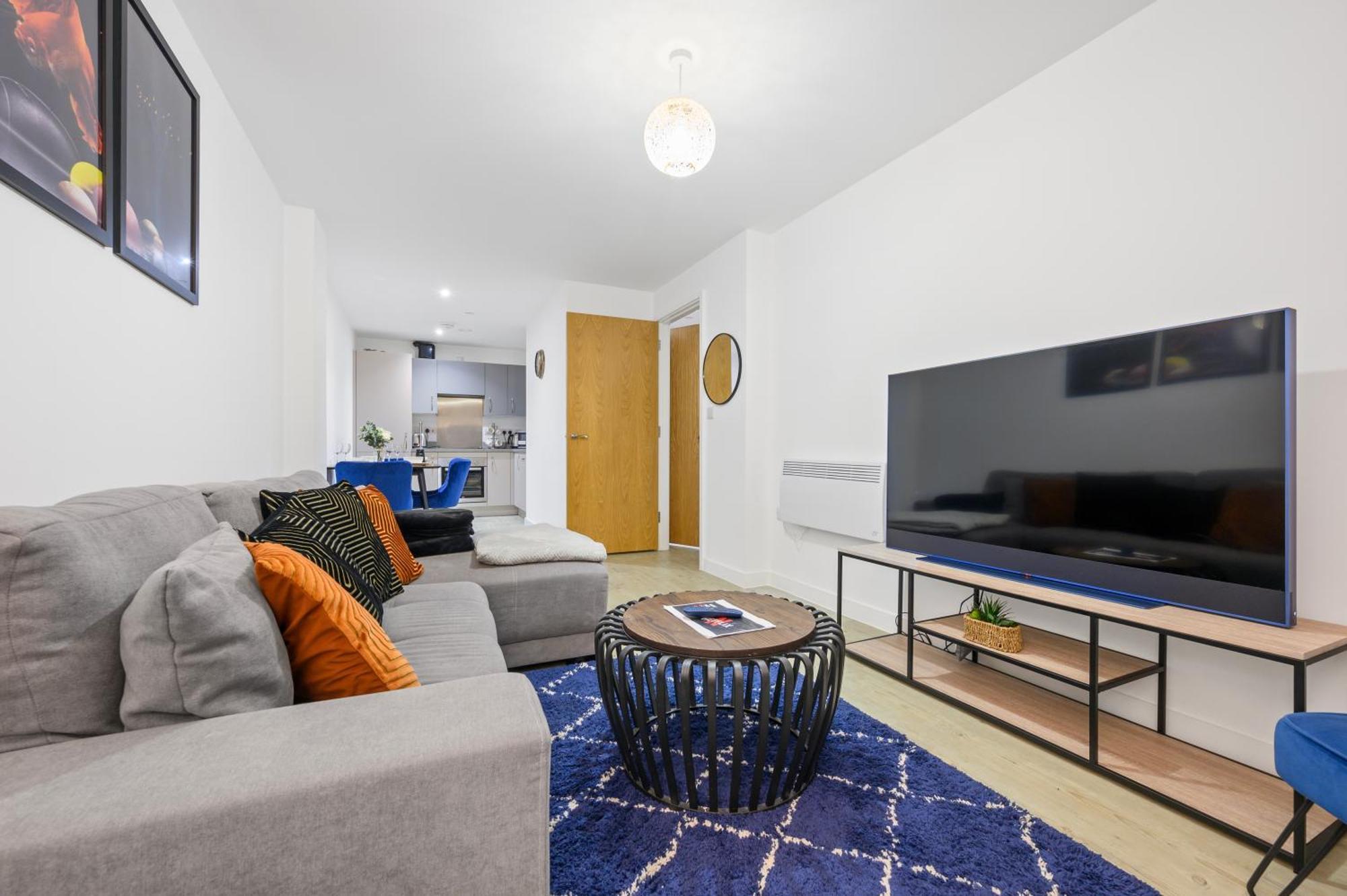 Stylish & Spacious Salford Quays One Bedroom High Floor With Balcony Apartment